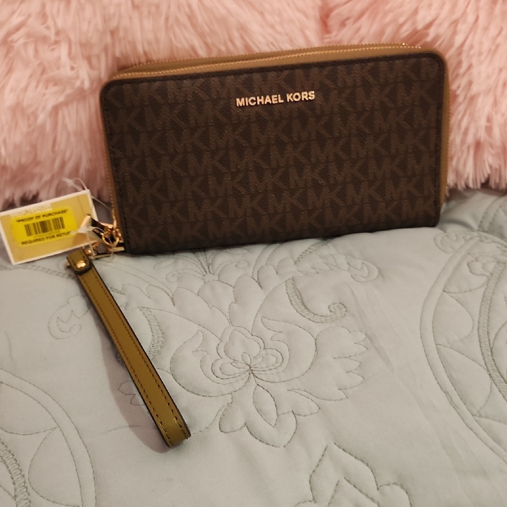 MICHAEL KORS - Brown iconic Logo Wristlet with Pistachio Trim and Gold Accents